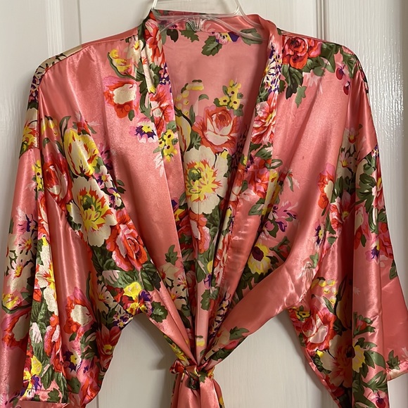 Super silky pretty flower robe, worn once, peach/pink in color - Picture 2 of 3